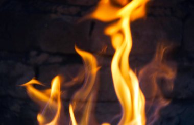                                  Şöminenin içi kıpkırmızı yanıyor.