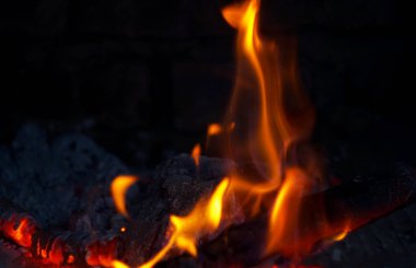                                Şöminenin içi kıpkırmızı yanıyor.