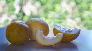                                  Masadaki sarı kavunları kes.