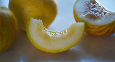                                   Masadaki sarı kavunları kes.