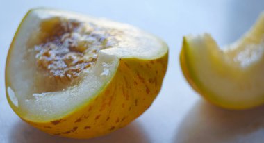                                        Masadaki sarı kavunları kes.      