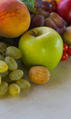                        Masada üzümler ve çeşitli sonbahar meyveleri var.        