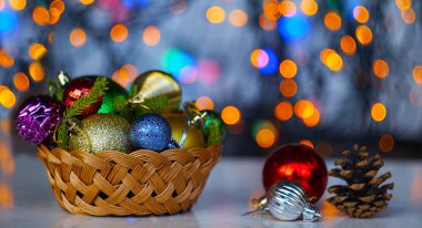                        Noel ağacı oyuncakları sepette duruyor.        