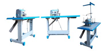 Beyaz arka planda modern bir dikiş makinesi farklı açılardan görülür.