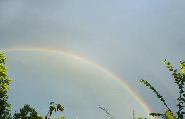                                Yağmurdan sonra gökyüzünde renkli bir gökkuşağı belirdi.