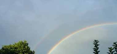                            Yağmurdan sonra gökyüzünde renkli bir gökkuşağı belirdi.    
