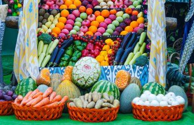                                     Her çeşit meyve toplanır.