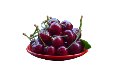 Beyaz arka planda bir kasede kırmızı kirazlar var.