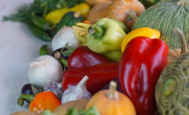        Masada kavunlar, karpuzlar ve çeşitli sebzeler var..                        