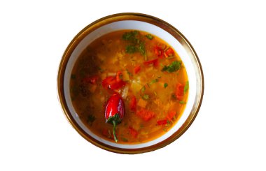 Beyaz arka planda biberli çorba var.