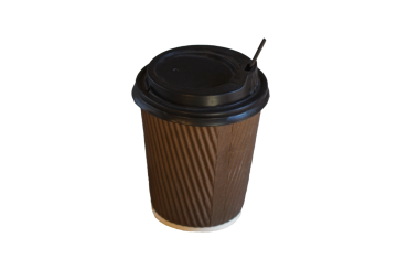 Beyaz arka planda kağıt bardakta kahve.