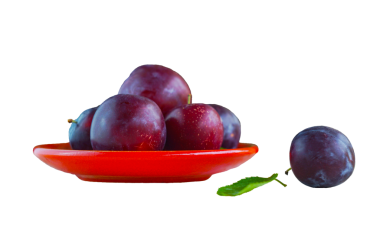 Beyaz arka planda kırmızı tepside erikler var.