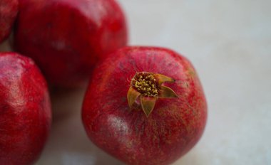                                     Masaya büyük narlar yığılmıştı..