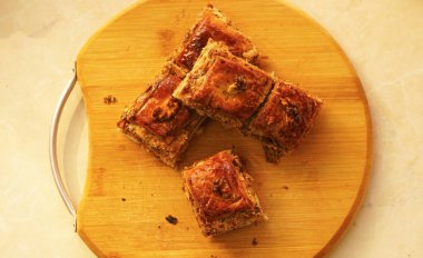                                Ceviz baklavası, Ramazan tatlısı, bir masada parçalara ayrılmış.