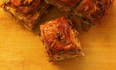                                Ceviz baklavası, Ramazan tatlısı, bir masada parçalara ayrılmış.