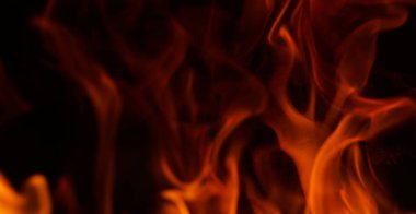                                Siyah bir arkaplanda yanan kırmızı bir alevin görünümü