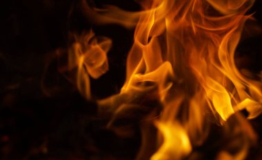                          Siyah bir arkaplanda yanan kırmızı bir alevin görünümü      