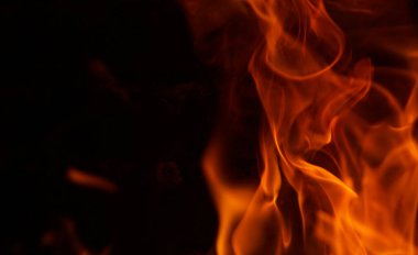                                Siyah bir arkaplanda yanan kırmızı bir alevin görünümü