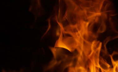                                Siyah bir arkaplanda yanan kırmızı bir alevin görünümü