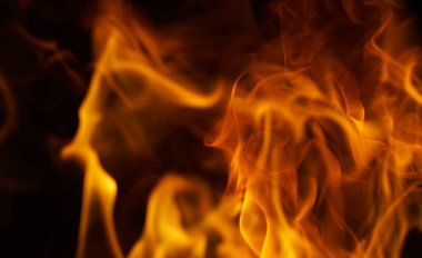                                Siyah bir arkaplanda yanan kırmızı bir alevin görünümü