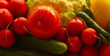                                Domates, salatalık, pencerenin önündeki masada çeşitli sebzeler.