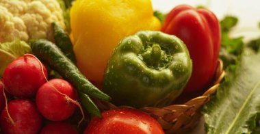                                Domates, salatalık, pencerenin önündeki masada çeşitli sebzeler.