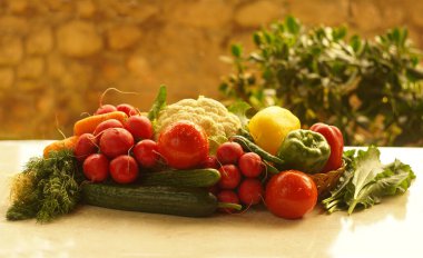                                                          Domates, salatalık, pencerenin önündeki masada çeşitli sebzeler.     