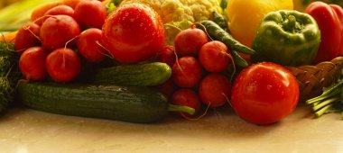                                                             Domates, salatalık, pencerenin önündeki masada çeşitli sebzeler.  