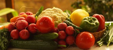                                                             Domates, salatalık, pencerenin önündeki masada çeşitli sebzeler.  