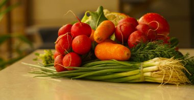                                                             Domates, salatalık, pencerenin önündeki masada çeşitli sebzeler.  
