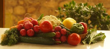                                                             Domates, salatalık, pencerenin önündeki masada çeşitli sebzeler.  