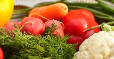                                                         Domates, salatalık, yeşillik ve diğer sebzeler doğanın kucağında çimenlerde yetişir..      