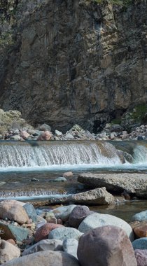                                Bir dağ deresindeki büyük bir kayanın sudan çıktığı görüldü..