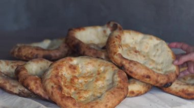 Sıcak ekmek fırından çıkarılıyor..