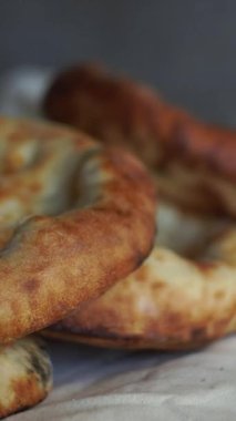 Sıcak ekmek fırından çıkarılıyor..