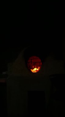 Fırındaki ateş kırmızı yanıyor..