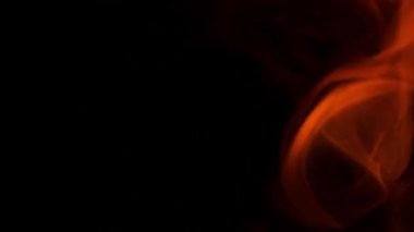 Ateş kıpkırmızı yanıyor, alev fırının ağzından çıkıyor..