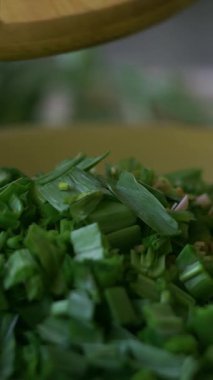 Bir şef masada sebze kesiyor..