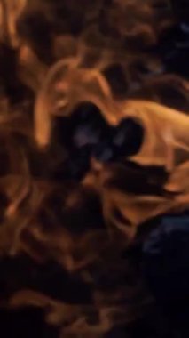 Ocaktaki ateş ışıl ışıl yanıyor.