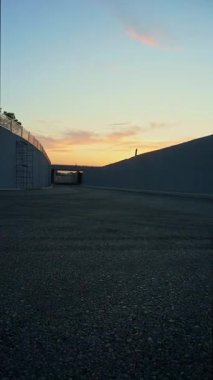 Günbatımında sokaklar bomboş..