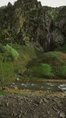 Temiz su bir şelalede dağdan akar..