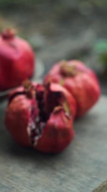 Dışarıda, tahtanın üzerinde kesilmiş bir nar duruyor..