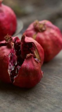 Dışarıda, tahtanın üzerinde kesilmiş bir nar duruyor..