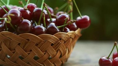 Kirazlar dışarıda bir sepette duruyor.