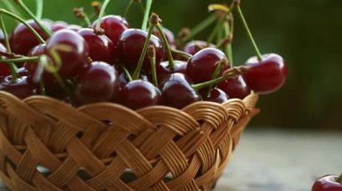 Kirazlar dışarıda bir sepette duruyor.