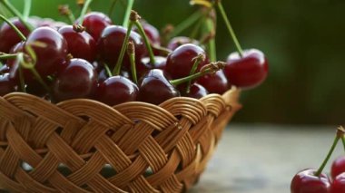 Kirazlar dışarıda bir sepette duruyor.