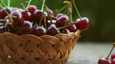 Kirazlar dışarıda bir sepette duruyor.