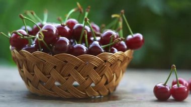 Kirazlar dışarıda bir sepette duruyor.