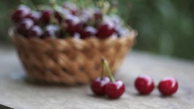 Kirazlar dışarıda bir sepette duruyor.