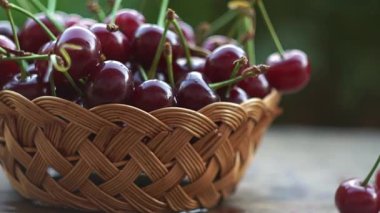 Kirazlar dışarıda bir sepette duruyor.